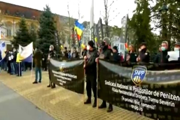 Protest în fața Prefecturii județului Mehedinți