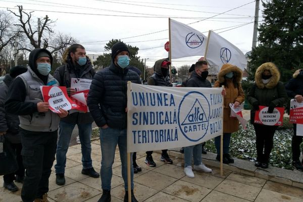 Protestatarii au pichetat miercuri Prefectura Buzău