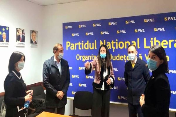 Senatorul Claudia Banu și fostul ministru al Muncii, Violeta Alexandru, caută soluții de integrare în câmpul muncii a asistaților sociali