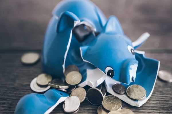 Doar 4 din 10 români reușesc să pună bani de-o parte în pandemie