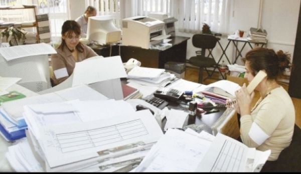 Duduie angajările la stat. Într-o lună, numărul posturilor ocupate în instituţii şi autorităţi publice a crescut cu aproape 1.000