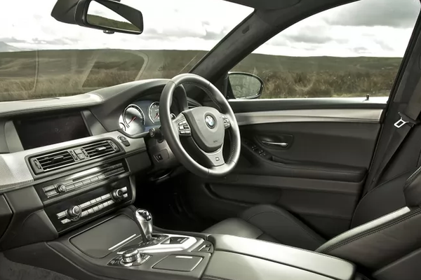 Mașinile cu volan pe dreapta nu mai pot fi înmatriculate, dar pot circula