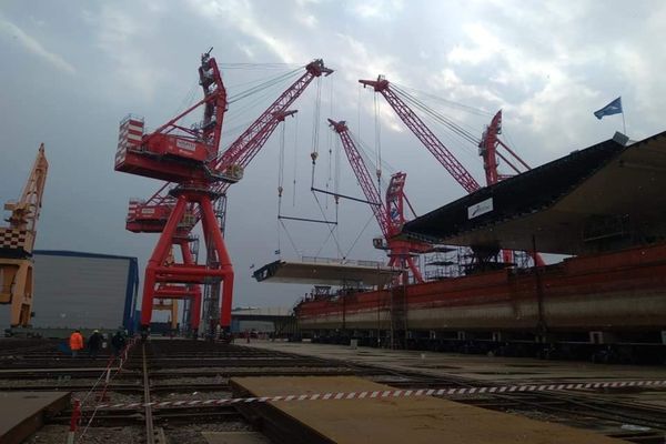 Au apărut imagini cu segmentele tablierului care vor forma calea de rulare a Podului suspendat peste Dunăre