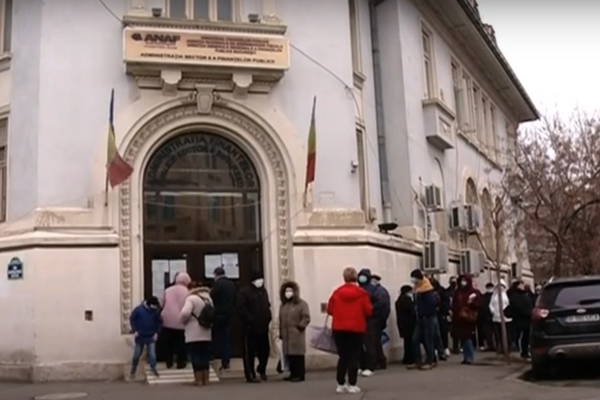 Ministrul Finanțelor anunță CONTROL intern după cozile de la ANAF din București. Ce spune Alexandru Nazare despre nerespectarea regulilor în plină epidemie