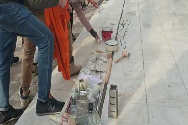 Cratițe, tigăi, ibrice, căni și farfurii, pe treptele Palatului Administrativ din Timișoara: protest HORECA inedit