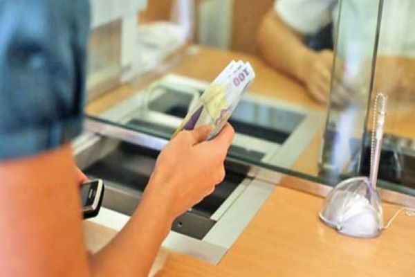 Planul fiscal al lui Bolojan lovește și în românii cu rate și bani la bancă. Credite mai scumpe, dobânzi mai mici la economii