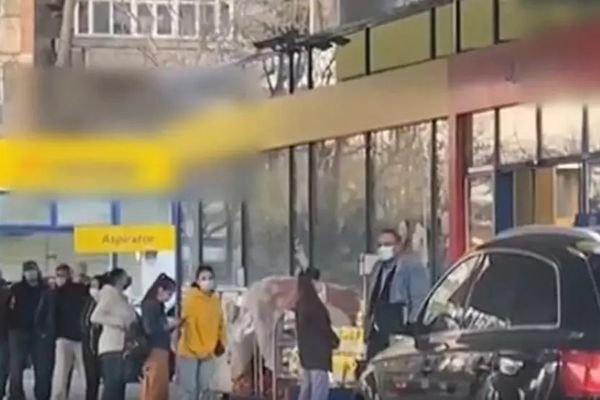 VIDEO Cozi uriașe la benzinării după închiderea magazinelor la ora 18:00. Oamenii au făcut cumpărături la suprapreț