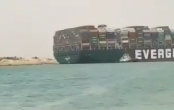 Un miliard de dolari. La atât sunt estimate pierderile cauzate de blocarea Canalului Suez de nava Evergreen