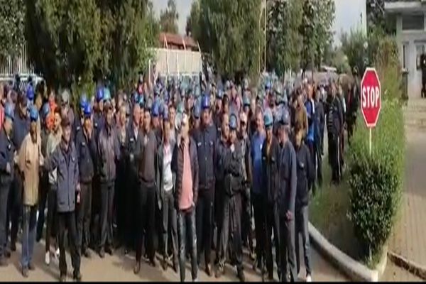 VIDEO: S-a împlinit o săptămână de când muncitorii Fabricii de Vagoane Caracal sunt în grevă. Ce revendicări au