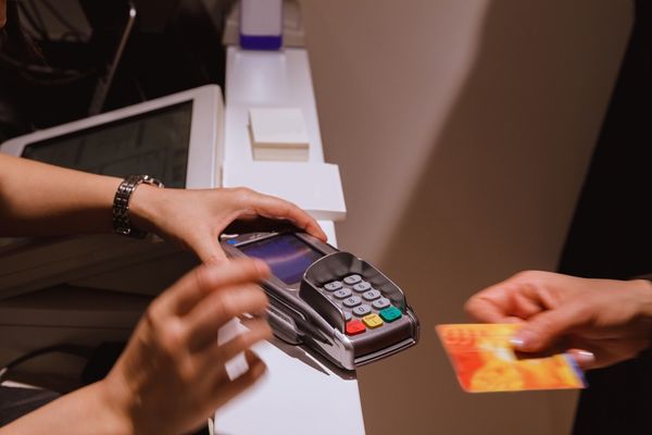 Furnizorii de utilități și instituțiile publice vor fi obligați să se doteze și să accepte plăti online