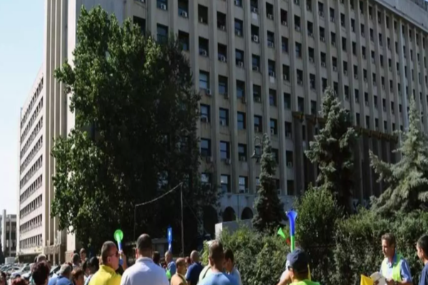 Sindicaliștii CFR protestează în fața Ministerului Transporturilor