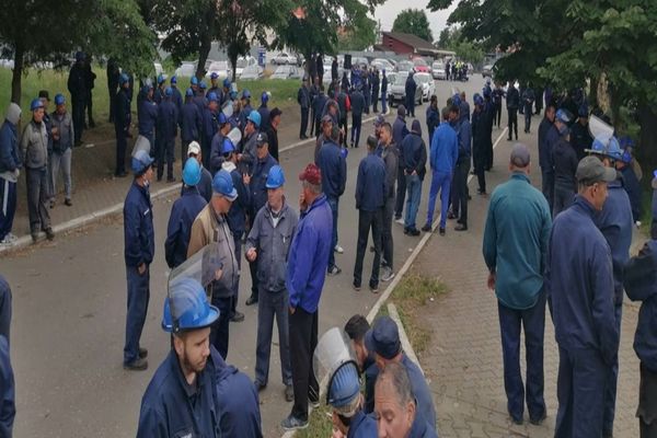 VIDEO: Continuă protestul angajaţilor de la Fabrica de Vagoane Caracal