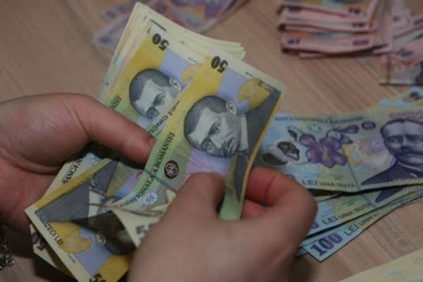 Românii mănâncă mai puțin pentru a plăti facturile - Un trai decent pentru 2 adulți și 2 copii înseamnă, lunar, peste 7.200 de lei