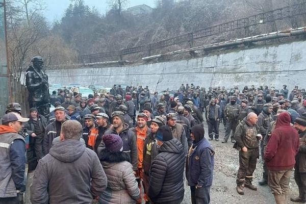 Minerii au protestat la Parlament față de disponibilizările masive. Peste 8.000 vor fi concediați în următoarele luni