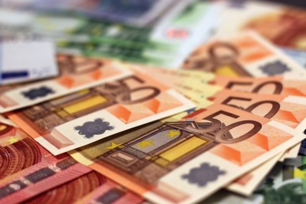 Euro a atins un nou maxim istoric în raport cu moneda națională