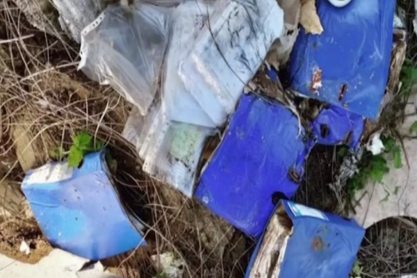 O parte din arhiva autostrăzii Bechtel, abandonată pe câmp