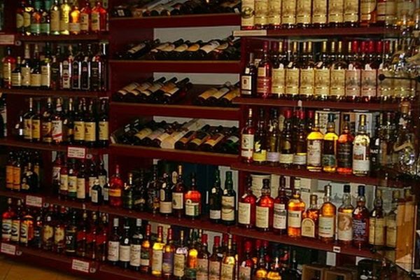 Românii revin la consumul de alcool ilicit din cauza majorării accelerate a accizelor – STUDIU