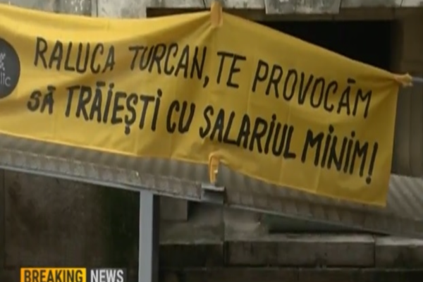 Protest cu coșuri de cumpărături, în fața Ministerului Muncii