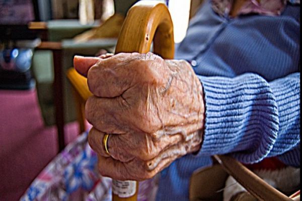 VIDEO | Criza facturilor i-a adus pe pensionari în pragul disperării. Se împrumută ca să-și plătească dările