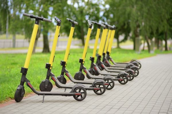 Proprietarii de trotinete trebuie să dețină asigurări pentru a putea circula legal, de anul viitor
