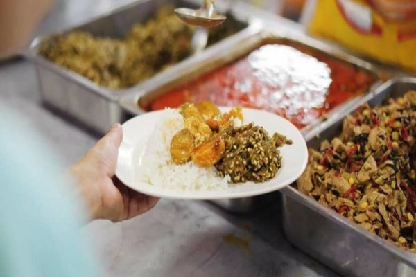 Avertisment sumbru, românii vor ajunge să mănânce RESTURILE aruncate de alte state UE