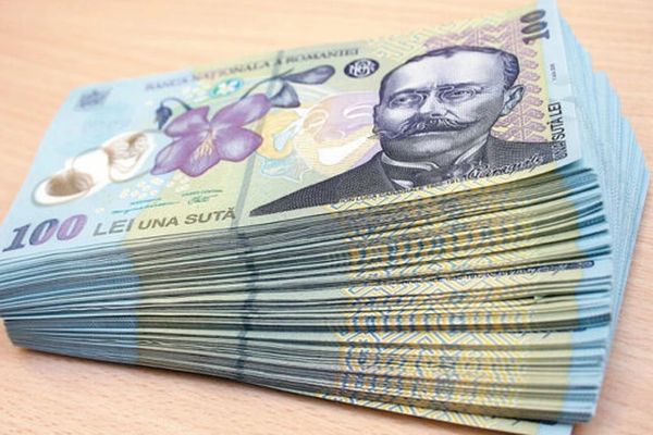 Sunt și PENSIONARI fericiți. Primesc lunar mai mulți bani decât MUGUR ISĂRESCU