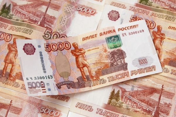 Rubla se prăbușește, dolarul și euro au ajuns la cotații istorice