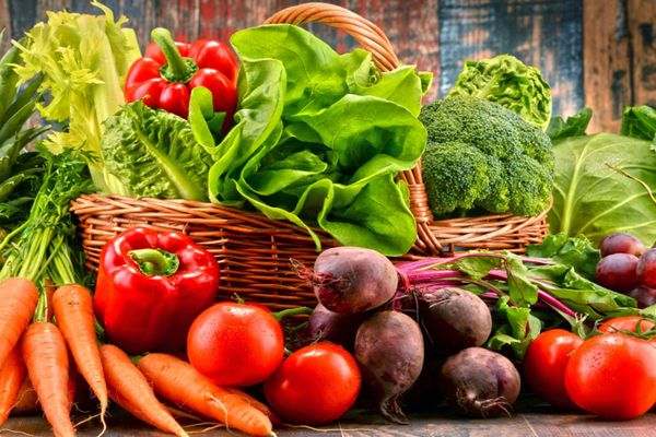 Legumele românești se vând la prețuri astronomice în piețe: un kilogram de roșii costă peste 40 de lei, cât carnea de miel