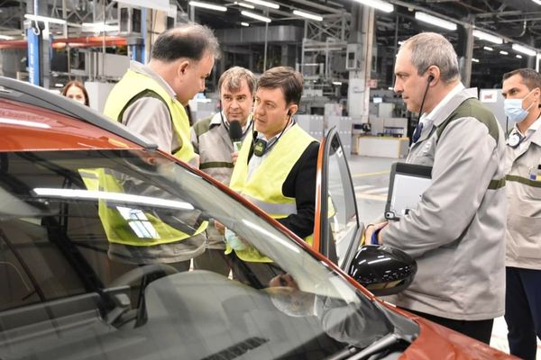 Ministrul economiei la uzina Dacia: Prioritatea noastră este să menținem oamenii pe posturi