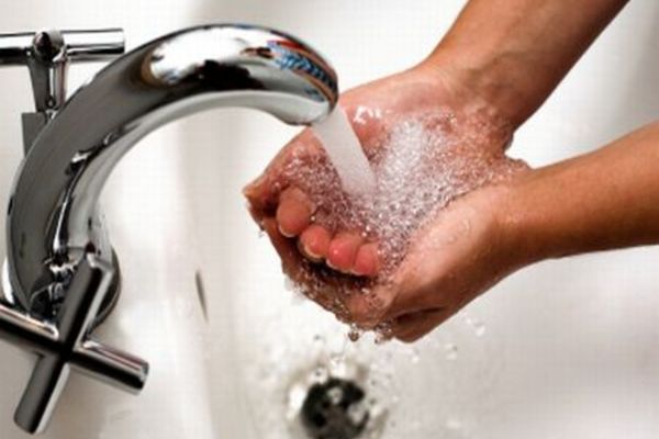 Românii au început să facă economii de unde pot. Ultima pe listă, apa caldă. Mai puține băi, mai multe dușuri