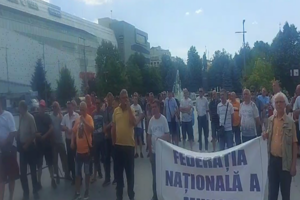 Angajaţii termocentralelor, protest în faţa Prefecturii Dolj