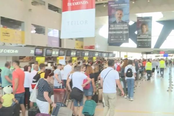 Haos pe Aeroportul Otopeni, probleme de planificare la peste jumătate din curse