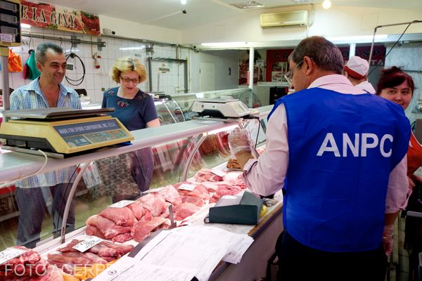 ANPC pregătește ceva. Comisarii nu mai au voie cu telefoane mobile la controale