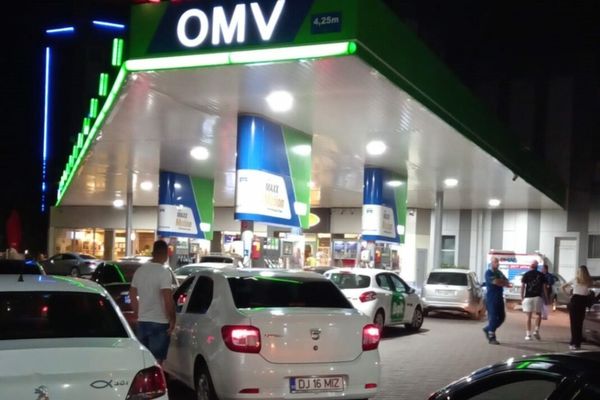 Şoferii au blocat o benzinărie în Craiova, ca protest faţă de creşterea preţului la carburanţi