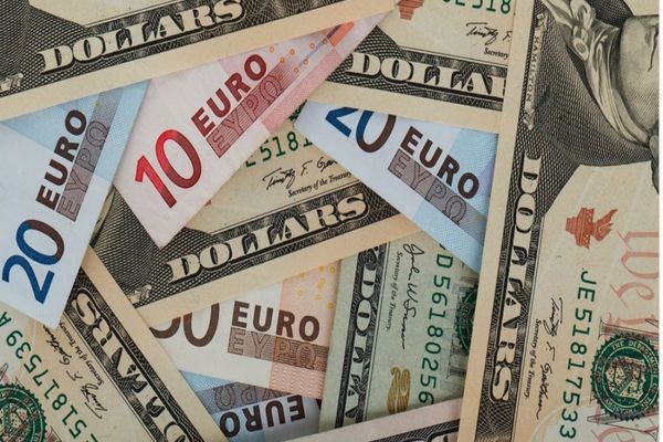 Euro se prăbușește și cade sub paritatea cu dolarul