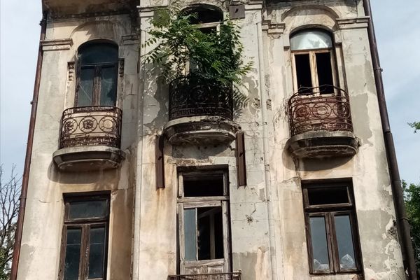 Imobilele cu BULINĂ ROȘIE vor putea fi reparate cu bani de la stat. Klaus Iohannis a semnat legea