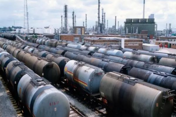 Recesiune economică scade cotațiile la petrol. În România, carburanții înregistrează scăderi ușoare