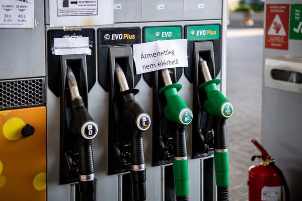 Maghiarii vin în România să facă cumpărături. Dezastrul economic care îi determină pe vecini să treacă granița și să facă piața la noi