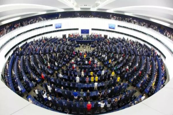 Parlamentul European a votat SALARIUL MINIM european. Cu cât ar trebui să crească veniturile angajaților români