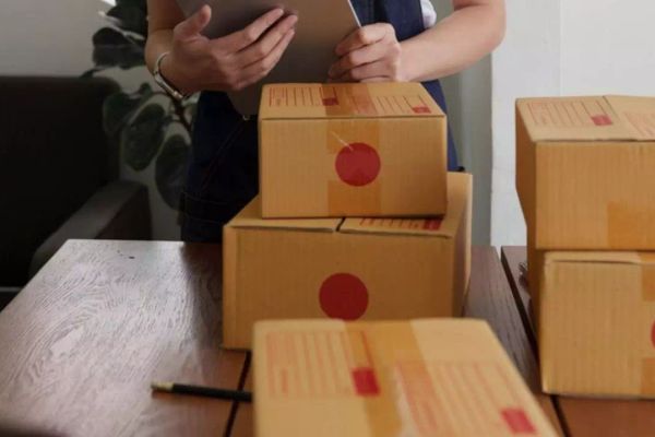 ANAF pornește pe urmele comercianților online. De azi, orice plată ramburs este raportată la fisc