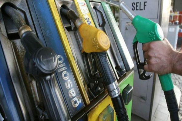 Carburanții se scumpesc din nou. Motorina a ajuns la o diferență record față de benzină