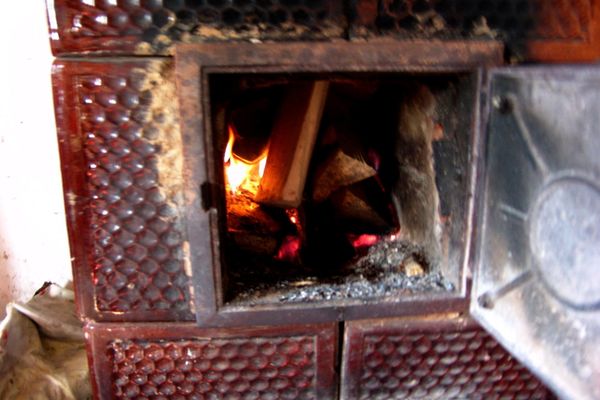 Se anunță o iarnă de coșmar pentru românii cu sobe. Lemnele de foc s-au scumpit cu 15%