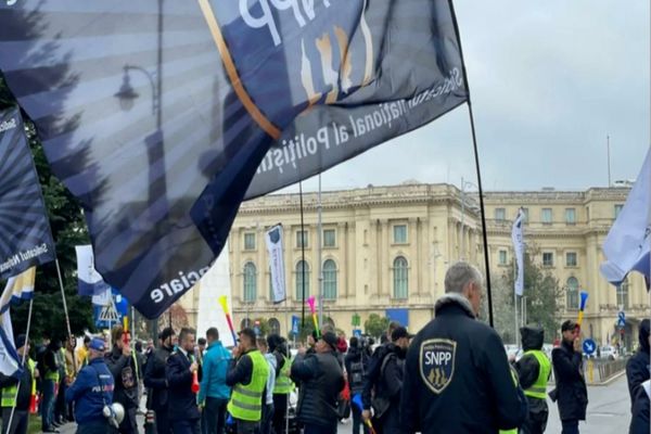 Protest al poliţiştilor şi agenţilor din penitenciare, la Ministerul de Finanţe - Sindicaliştii cer acordarea integrală a diferenţelor salariale restante