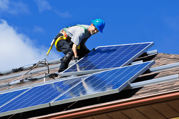 Bombă pe piața energiei! Preşedintele Klaus Iohannis a retrimis Parlamentului legea privind prosumatorii, considerând că are reglemetări INAPLICABILE