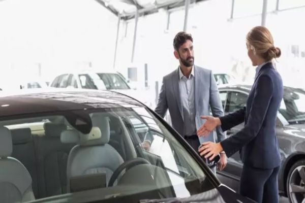 Autoturismele s-ar putea scumpi cu 2.000 de euro. Schimbarea europeană care bulversează piața auto
