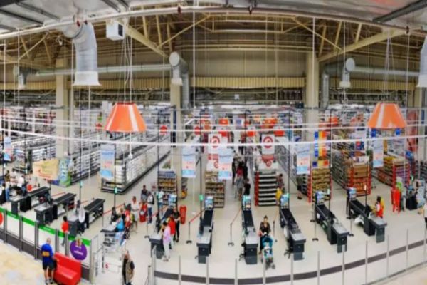 Un mare hypermarket din România renunță la toti casierii. Cumpărătorii vor plăti DOAR la self check-out