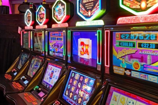 BOLOJAN PROTEJEAZĂ AGENȚIILE DE PĂCĂNELE, DAR TAXEAZĂ MAMELE. IMPOZITUL LA JOCURILE DE NOROC, ÎMBLÂNZIT DE GUVERN 