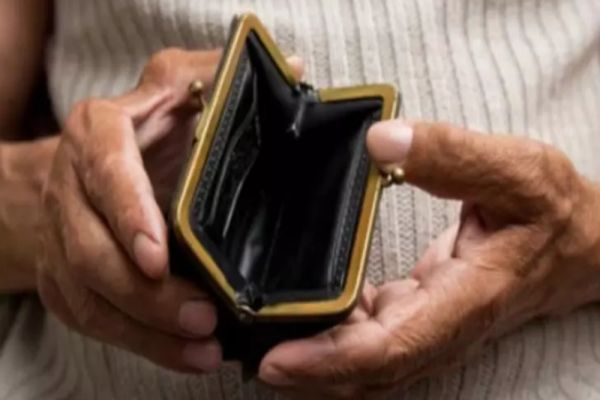 LEGEA COȘULUI MINIM DE CONSUM, DOAR PE HÂRTIE. SALARIILE NU REUȘESC SĂ ACOPERE EXPLOZIA PREȚURILOR