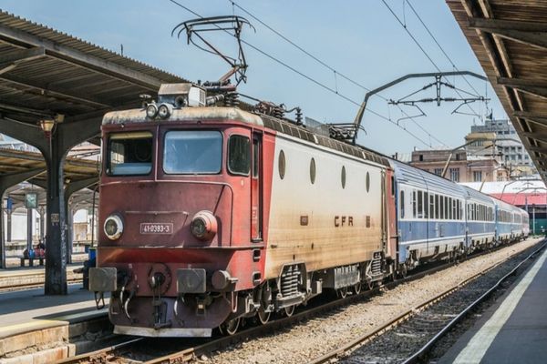 Austeritate pentru angajați, belșug pentru șefii CFR Călători. Scad salariile obișnuite, dar cresc indemnizațiile de conducere