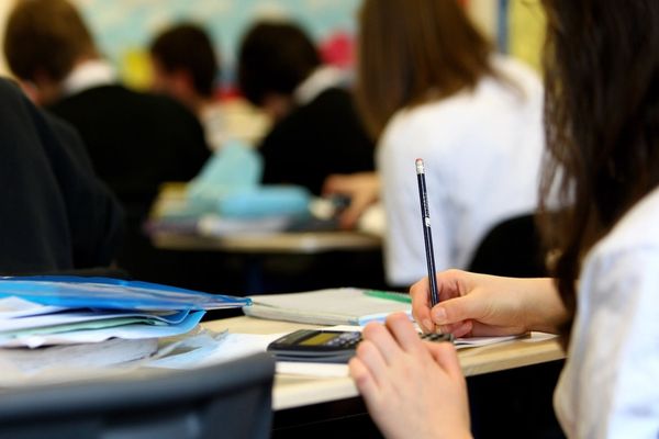 Vești bune pentru elevi! Ministerul Educaţiei a virat banii pentru bursele şcolare, pe septembrie şi octombrie